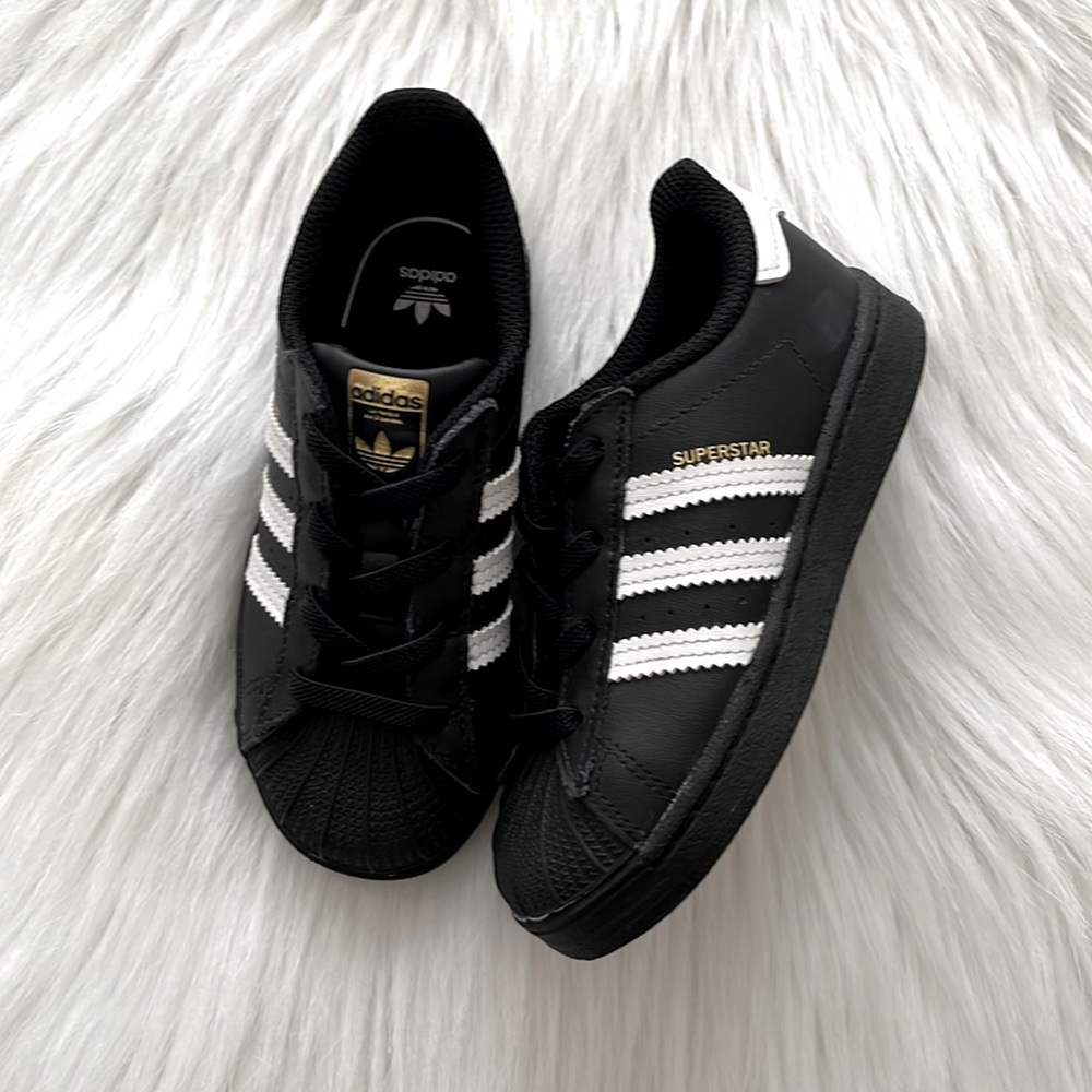 NWOT Kids Adidas black and white shoes sz 9 toddler girl shoes Superstars